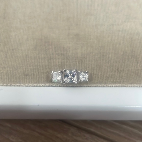 Silver plated cubic zirconia ring - Picture 1 of 4